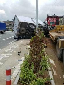 发生车祸吃瓜群众,吃瓜群众的围观瞬间