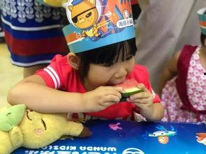 宝贝吃瓜群众飞吻,演绎甜蜜互动瞬间