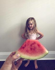 宝贝吃瓜群众飞吻,演绎甜蜜互动瞬间