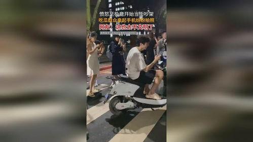 坐在街边的吃瓜群众,吃瓜群众围观一幕幕精彩瞬间