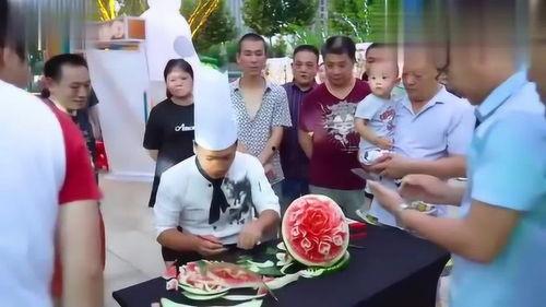 坐在街边的吃瓜群众,吃瓜群众围观一幕幕精彩瞬间