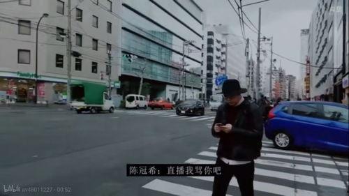 坐在街边的吃瓜群众,吃瓜群众围观一幕幕精彩瞬间