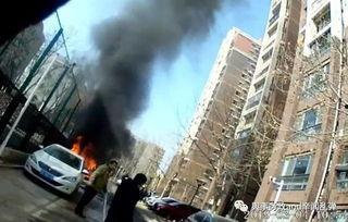 围观火灾的吃瓜群众视频