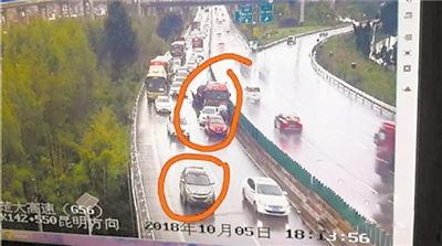 撞人假装吃瓜群众围观,撞人现场竟假装吃瓜群众？揭秘围观者的道德困境